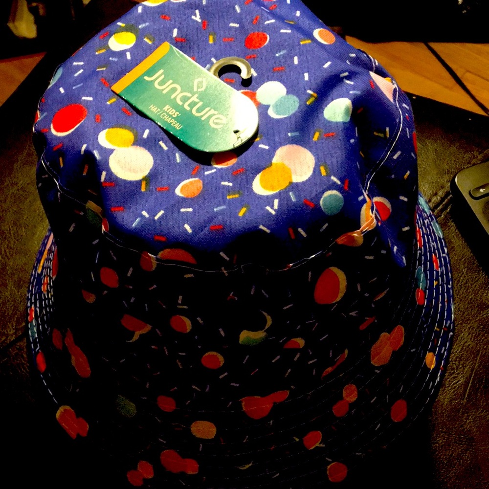 Juncture kids sun hat /Chapeau Blue w/colored dot